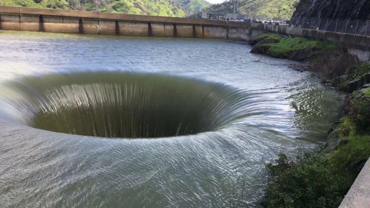Ледибауэр водохранилище воронка. Дербишир англия водоворот. Воронка озера глори-хоул. Ледибауэр водохранилище воронка. Воронка монтичелло.