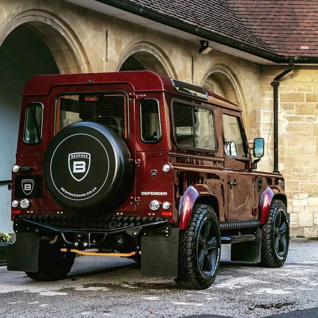 Defender красный. Ленд Ровер Дефендер bespoke. Rover bespoke Дефендер 3. Ford Defender. Монтальчино ред Рендж Ровер.