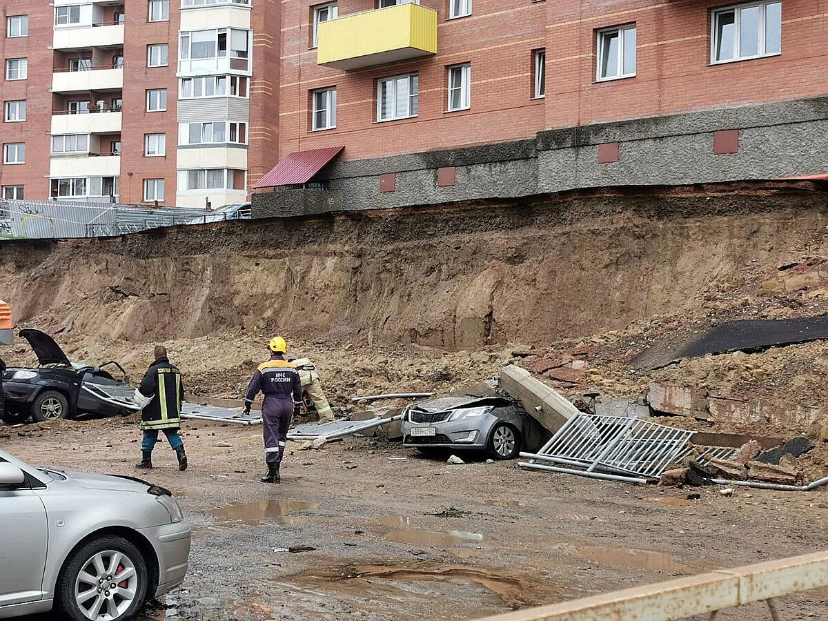 Рухнул дом в омске 20 партсъезда. Обрушение ароки в жиом доме. Обрушенный дом в челябинске. Подпорная стена красноярск красраб. Обвал стен.