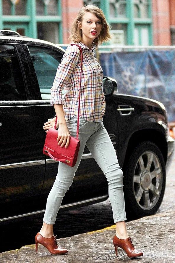 Taylor swift style. Тейлор свифт повседневный стиль. тейлор свифт кэжуал. taylor swift повседневный стиль. тейлор свифт в повседневной жизни стиль.