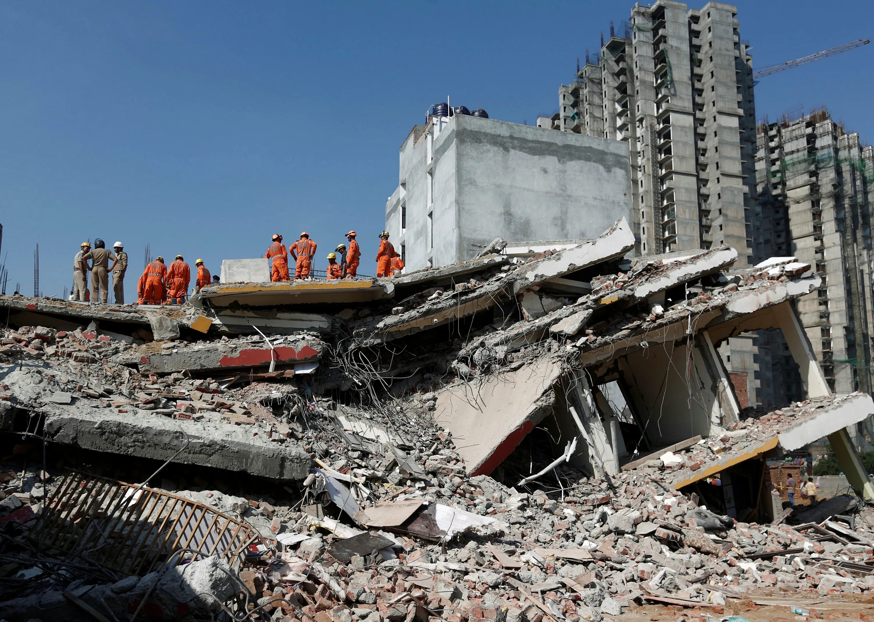 Обрушение здания в Корее в 1995 году. Обломки здания. Разрушение зданий и сооружений. В сильно разрушенных зданиях поражение получают