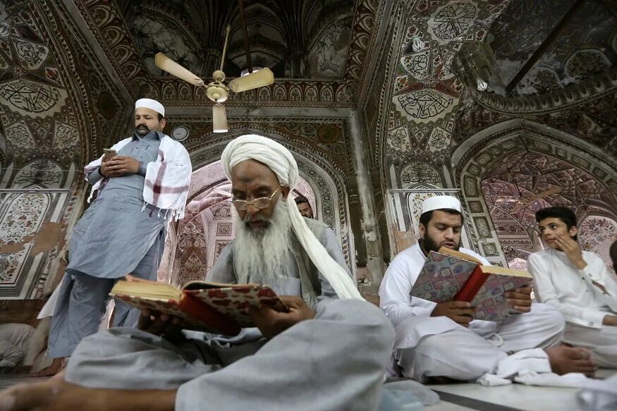 В рамадан заковываются шайтаны. Рамадан в Пакистане. Дороги муслиман с практикумом Рамадан. Самые лучшие имамы Муслиманы на планете земля.