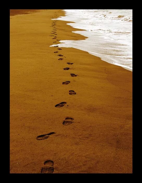 следы человека на песке. следы человека на песке. следы человека на снегу. следы на песке у моря. следы на песке у моря.