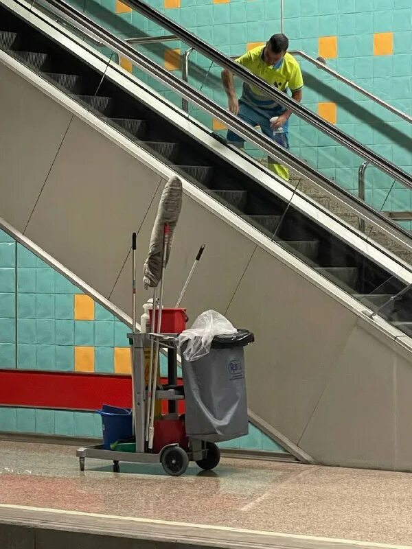 уборщик станции метрополитена. уборка метрополитена. уборка метрополитена. уборщица метрополитена. служба клининга московского метрополитена.