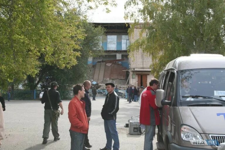 Погода в беляевке оренбургской на неделю. Трагедия в Беляевке Оренбургской области в школе. Беляевская школа трагедия. Беляевка Оренбургская область школа. Беляевская СОШ Беляевка Оренбургская область.