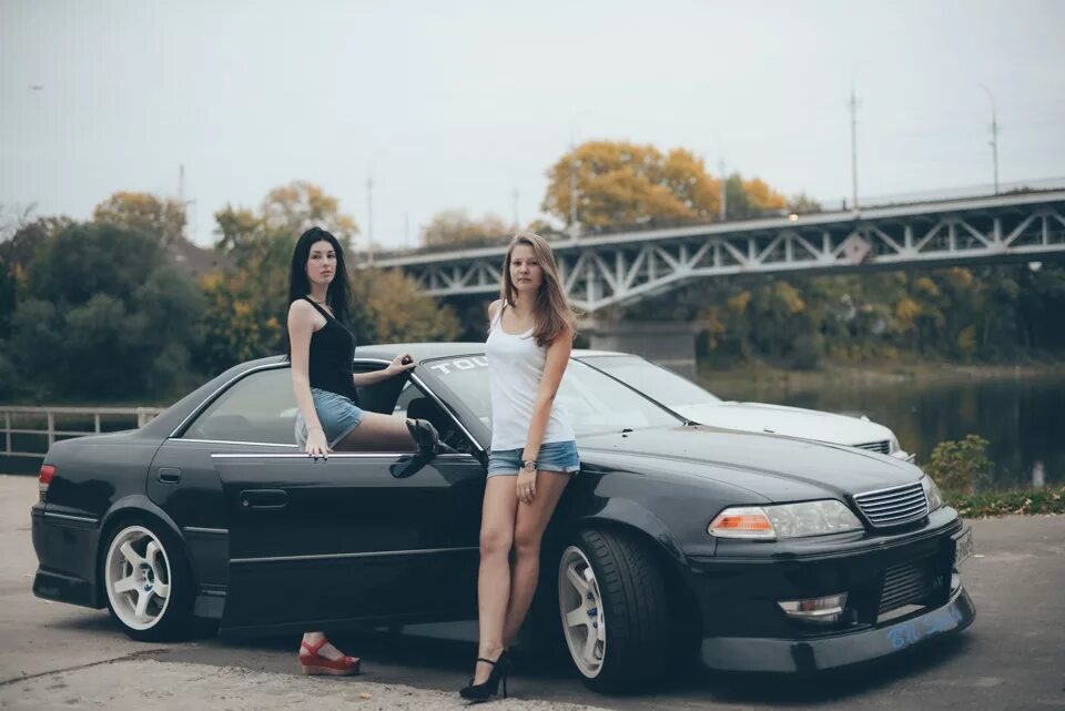 Toyota Chaser 100 и девушка.