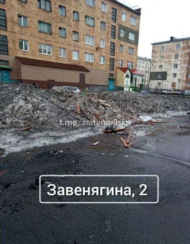 был двор почему. гнилые дворики. тихие улочки краснодара. красить бордюры. игрушки прибитые к деревьям.