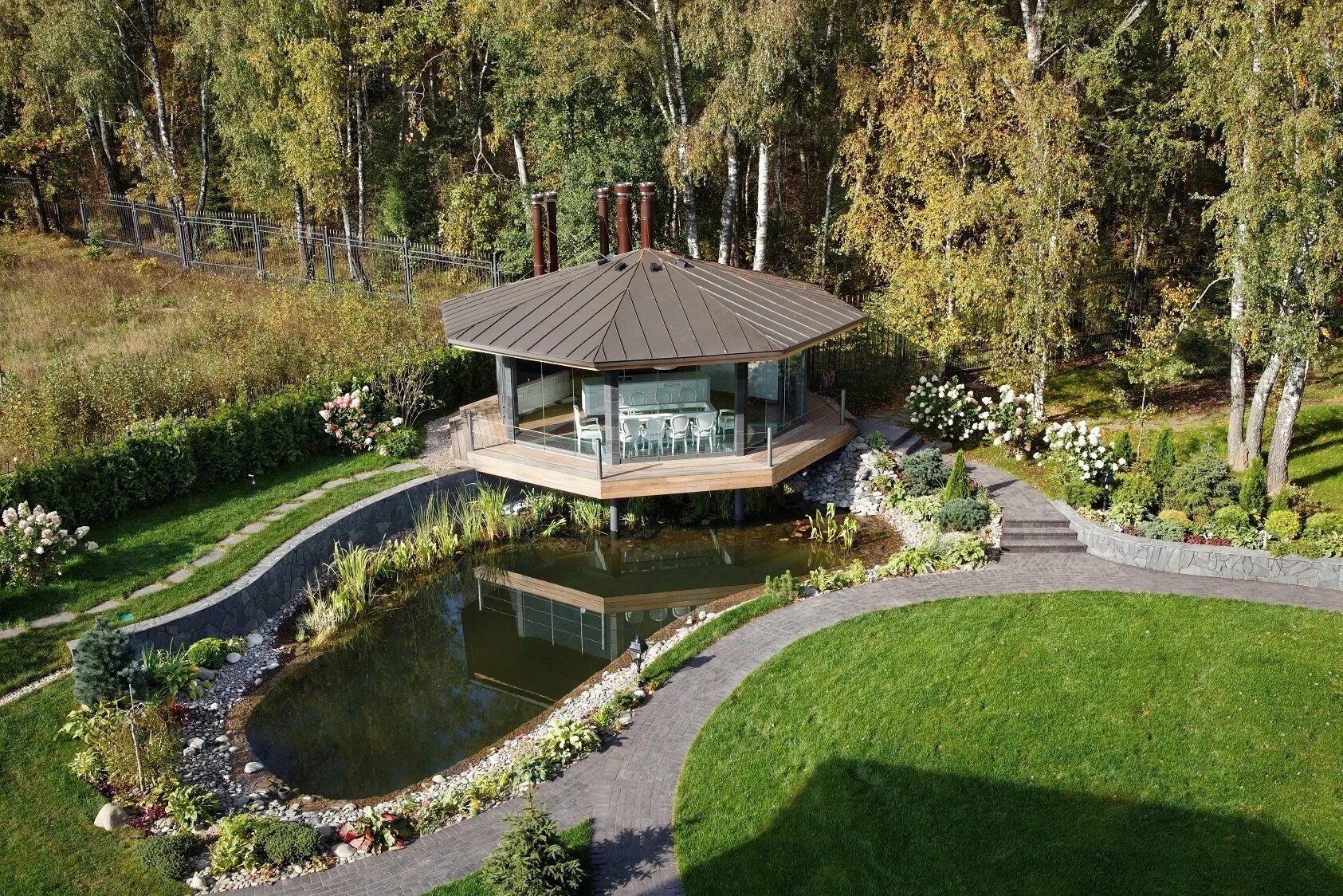 Домашний пруд. Красивая дача. Домик на участке. Искусственный пруд на даче. На даче.