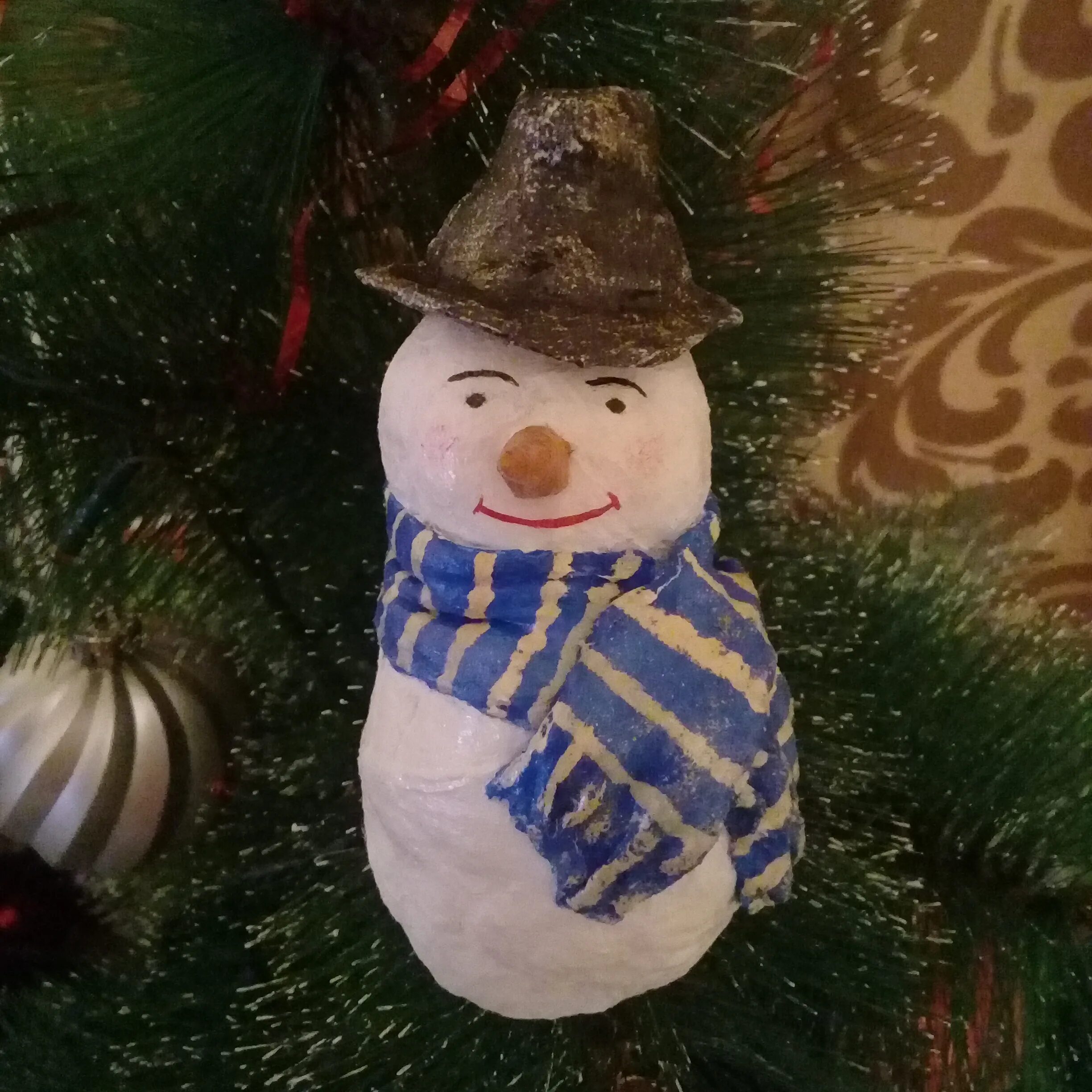 снеговик из ваты на елку. снеговик из ваты. снеговик из ваты и клея своими руками. мастерим снеговиков. снеговик из ваты и клея своими руками.