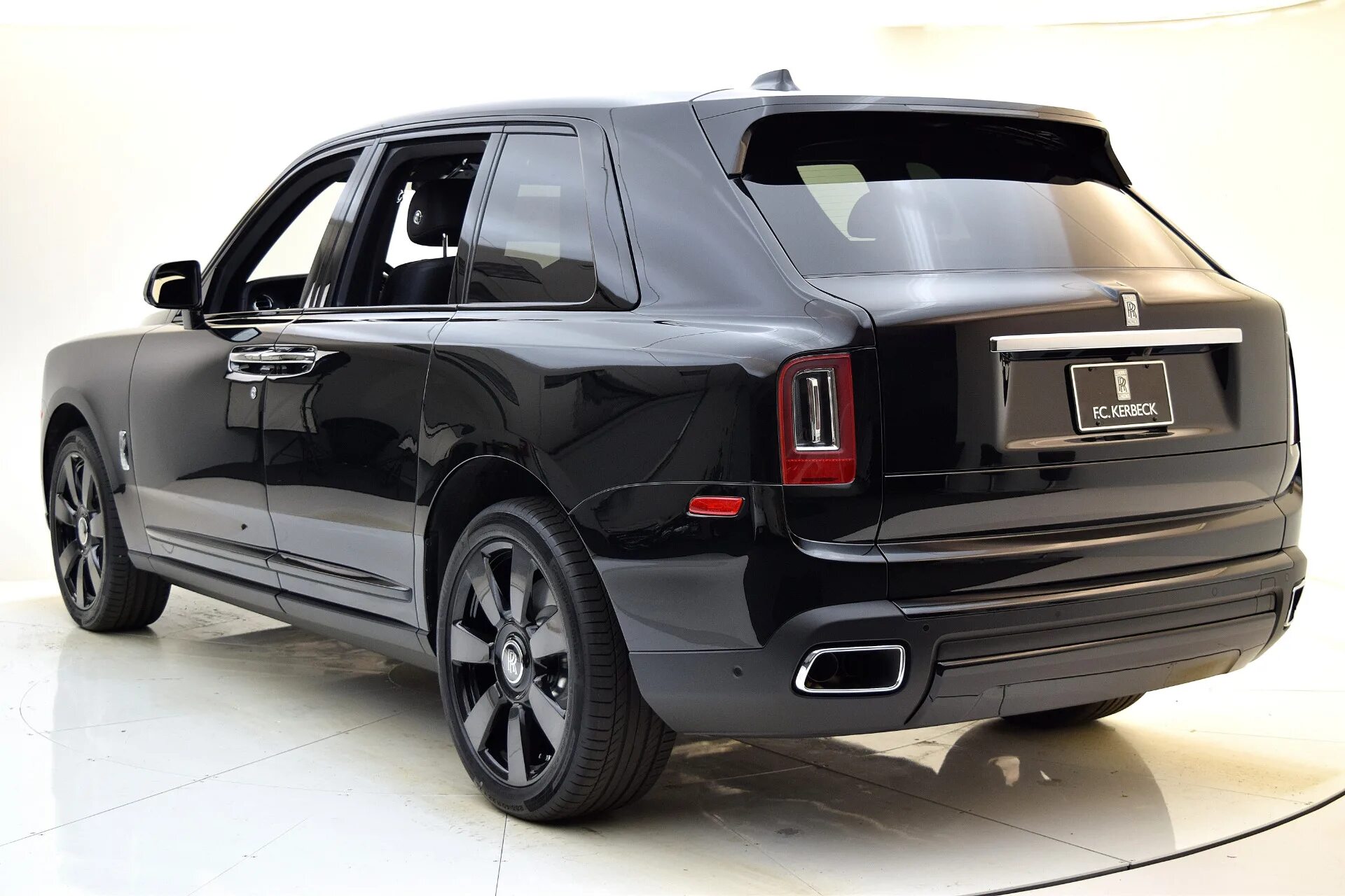 Роллс Ройс Куллинан. Джип Rolls Royce Cullinan. Ролс РЛС Калинан. Rolls Royce Cullinan 2021.