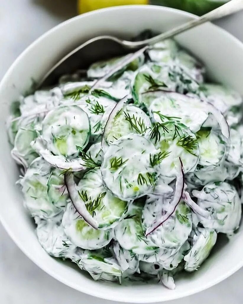 Какой салат можно приготовить с огурцами