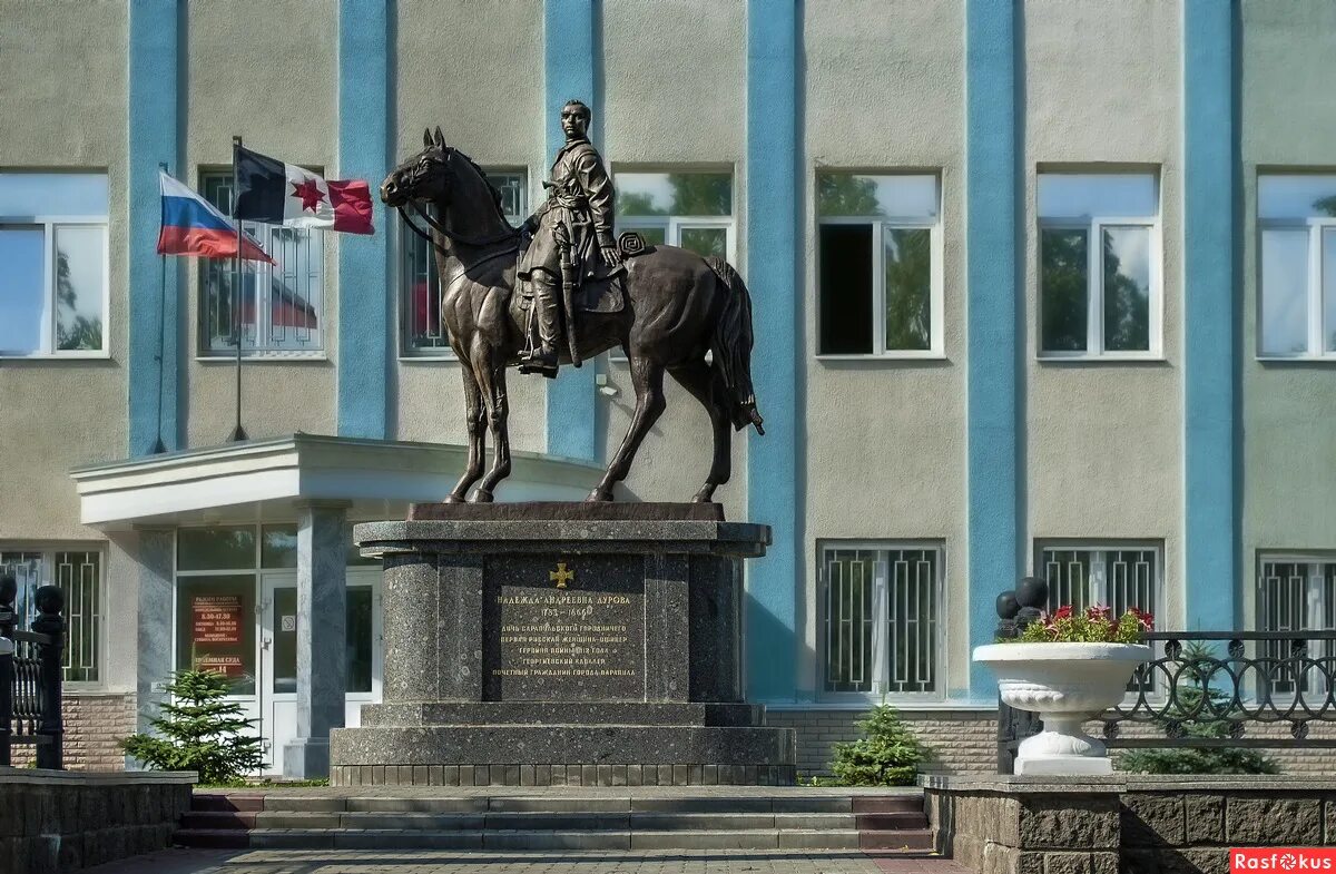 Памятник надежды дуровой в сарапуле. • памятники надежде дуровой в сарапуле и елабуге. Сарапул дурова. Памятник дуровой в сарапуле. Памятник дуровой в сарапуле.