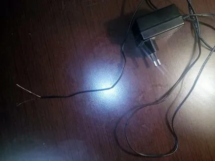 Как узнать плюс на зарядном устройстве