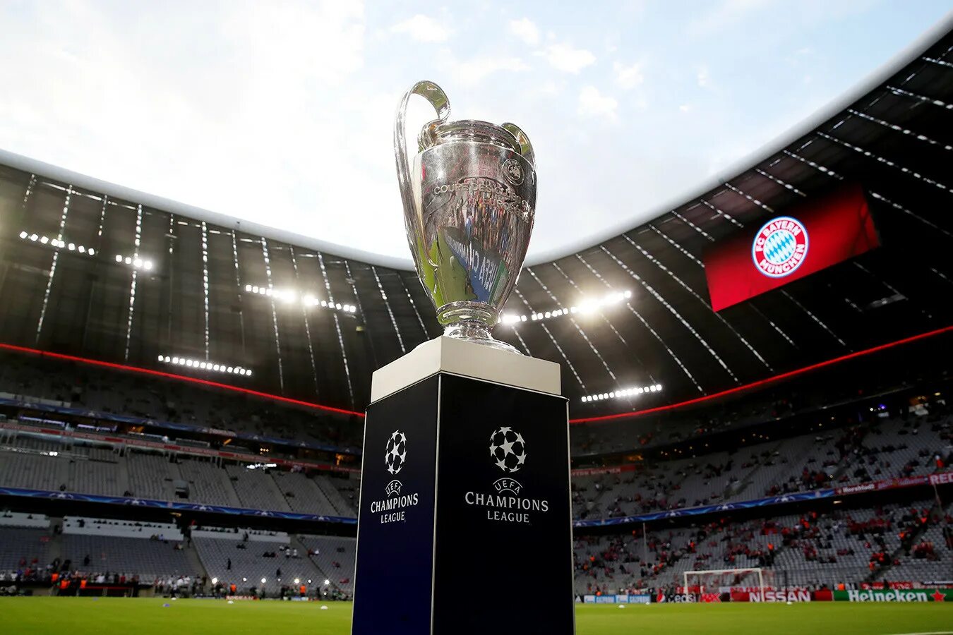 Турнир уефа лига. UEFA Champions Кубок. Трофей Лиги чемпионов. УЕФА новый турнир. UEFA Champions League Trophy.