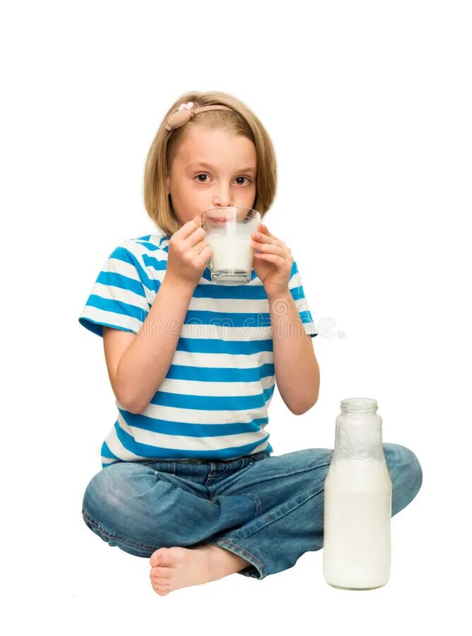 Мальчик пьет молоко. Мальчик с молоком. Мальчик пьет молоко. Kids drinking milk. Человек пьет молоко.