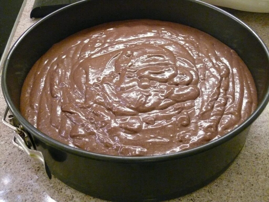 Жидкое тесто торт. Шоколадное тесто для бисквита. Шоколадное тесто в форме. Выложите шоколадное тесто в форму. Пирог с шоколадом.