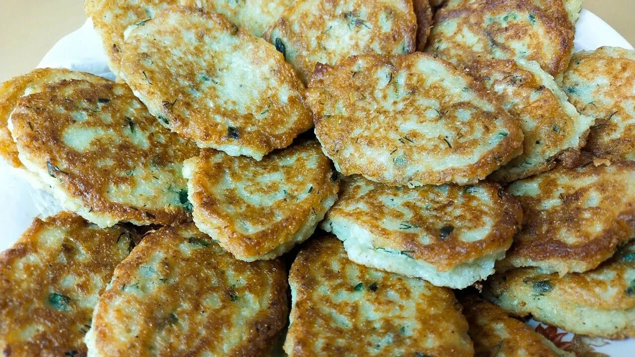 Оладьи из творога и овсяных хлопьев. Овсяные оладьи с кабачками. Овсяные оладьи с кабачками. Оладьи из кабачков. Кабачковые оладьи постные с овсяными хлопьями.