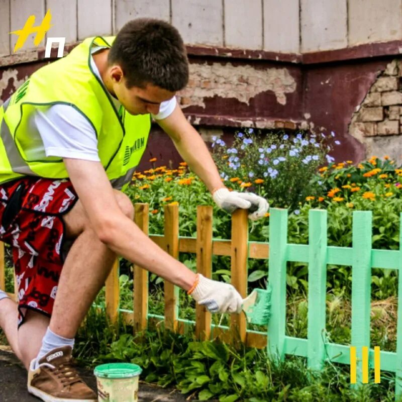 Трудоустроится или трудоустроиться. Профессии на предприятии. Неработающий человек. Подросток подрабатывает. Трудовая деятельность подростков.