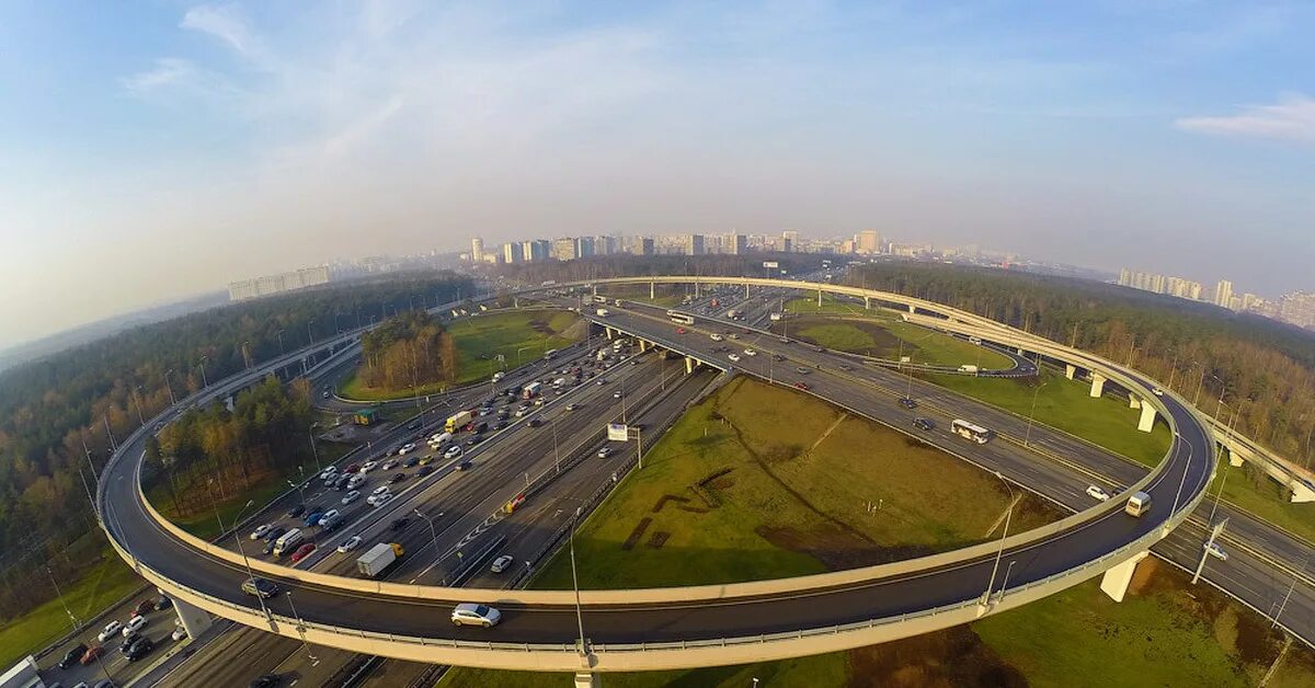 Кольцевая 85. МКАД Москвы магистраль. МКАД С высоты птичьего полета. Развилка м9 МКАД. Московская Кольцевая автомобильная дорога.