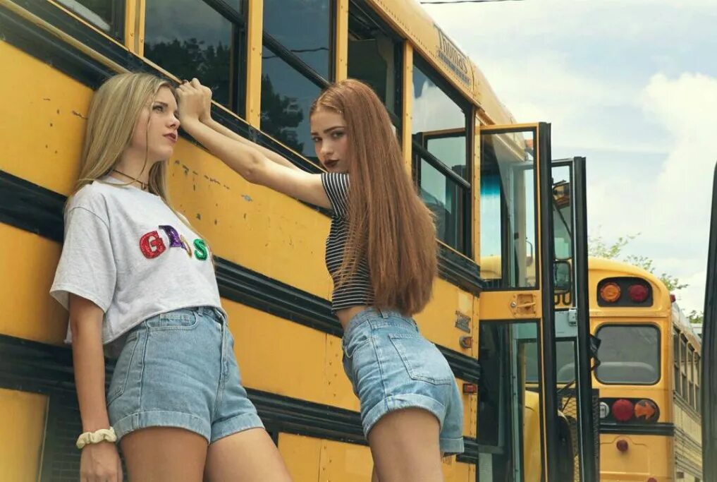 Schoolgirl bus. Девочка в автобусе. Красивые девушки в общественном транспорте. Фотосессия в автобусе. Красивые девушки в автобусе.