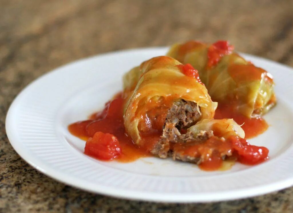 Голубцы тушеные в томатном. Голубцы уралочка. голубцы с мясом. голубцы в томатном соусе. голубцы запеченные.