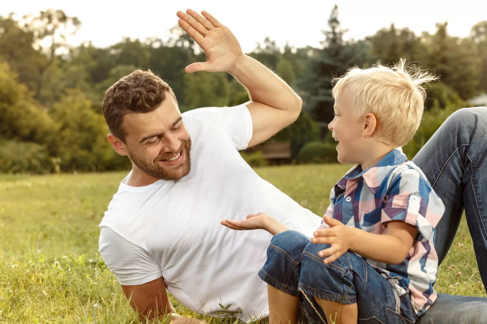 Dad likes playing. Детям о папе. Отец и сын. Отцы и дети. Мужчина с ребенком.