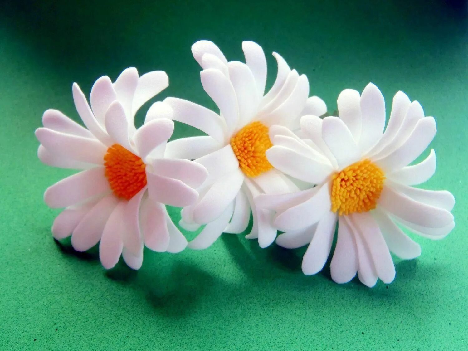 Цветы из фоамирана ромашки. Полевая ромашка из фоамирана. Ромашки из фоамирана мастер класс. Ромашка из фоамирана мастер класс. Ромашки из фоамирана и ушных палочек.