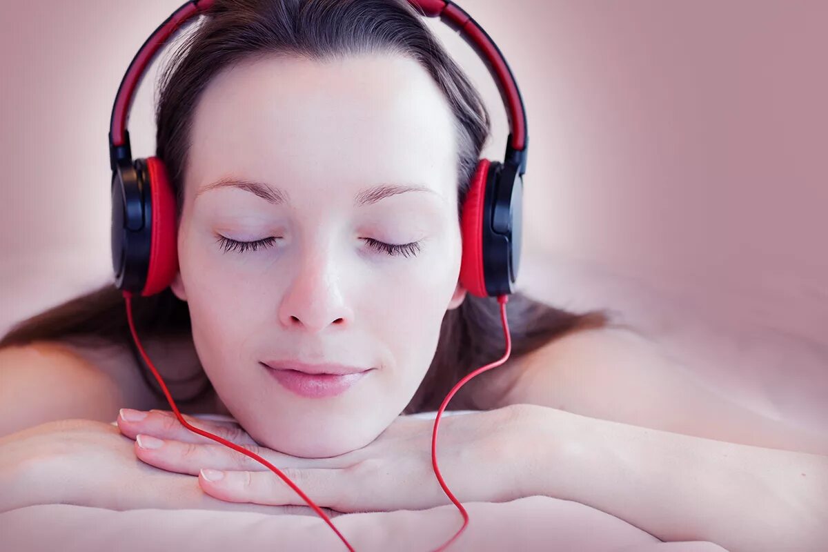 музыкальная терапия. управляйте с помощью музыки. девка в наушниках. управляйте с помощью музыки. управляйте с помощью музыки.