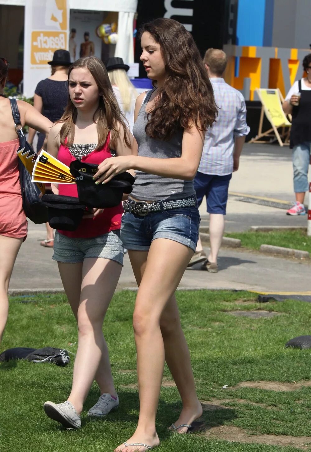 Скарлетт йоханссон титс. Красивая грудь любительское perky. Youngest flashing. Просвет подростков. Короткие шорты верблюжья.