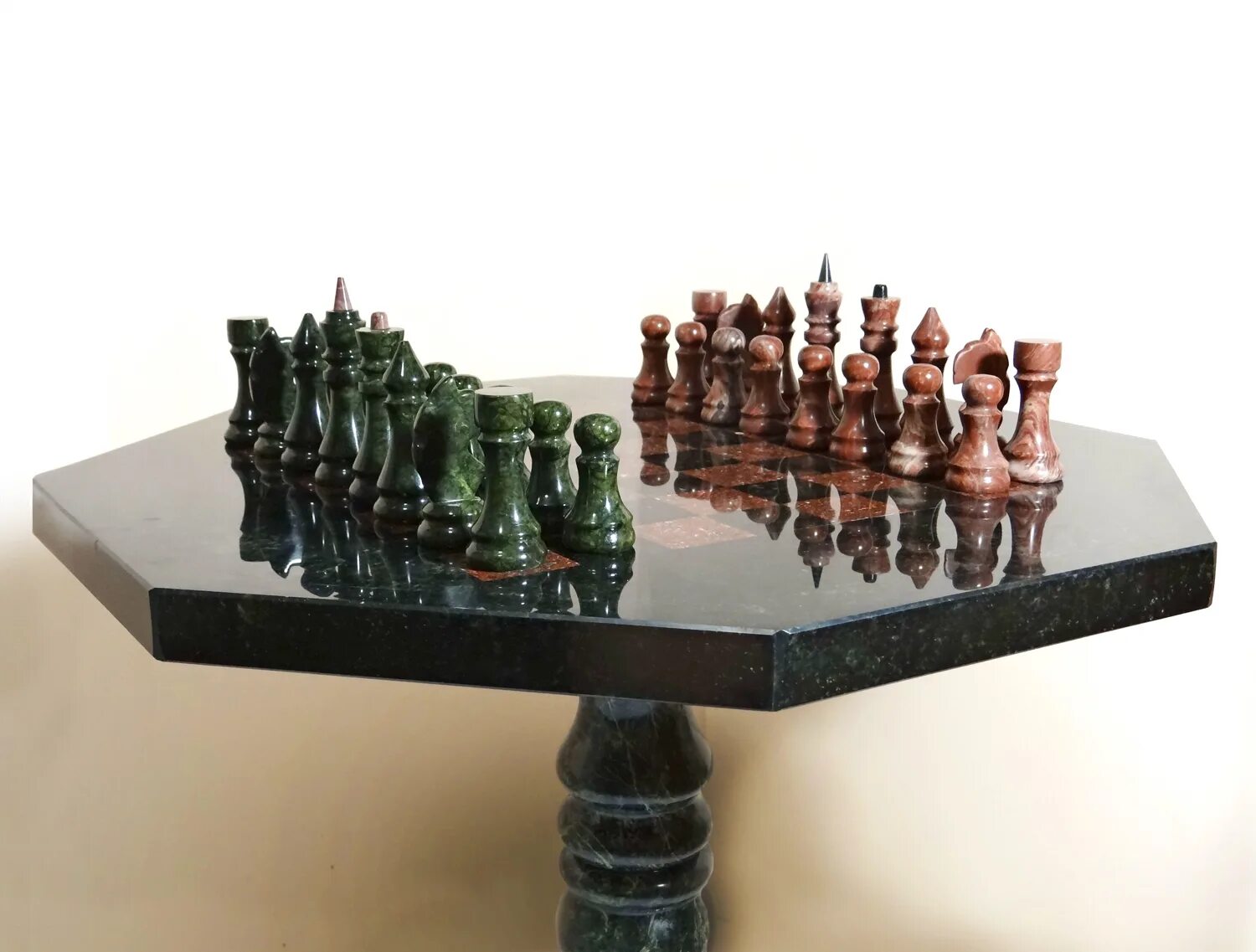 Шахматы из камня. Креноид шахматы. Шахматы из натурального камня. Шахматный столик из камня. Столик шахматный из натурального камня.
