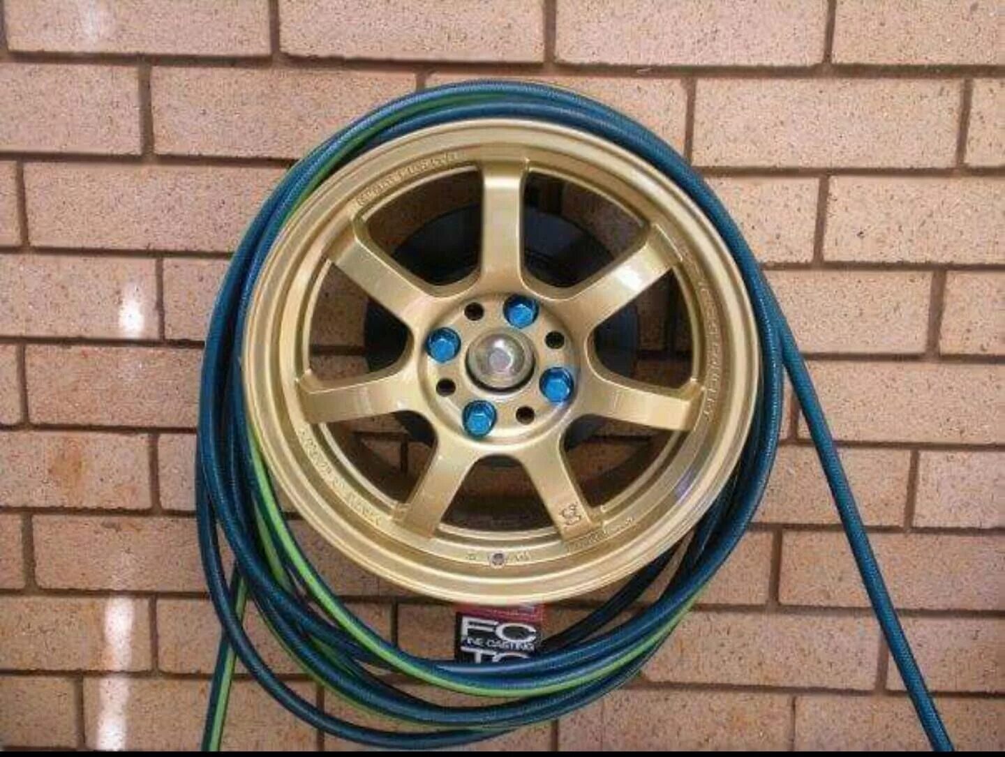 Поделки из дисков. Для шланга из автомобильного диска. Мозаика из дисков. Использованные диски. Мозаика из компакт дисков.