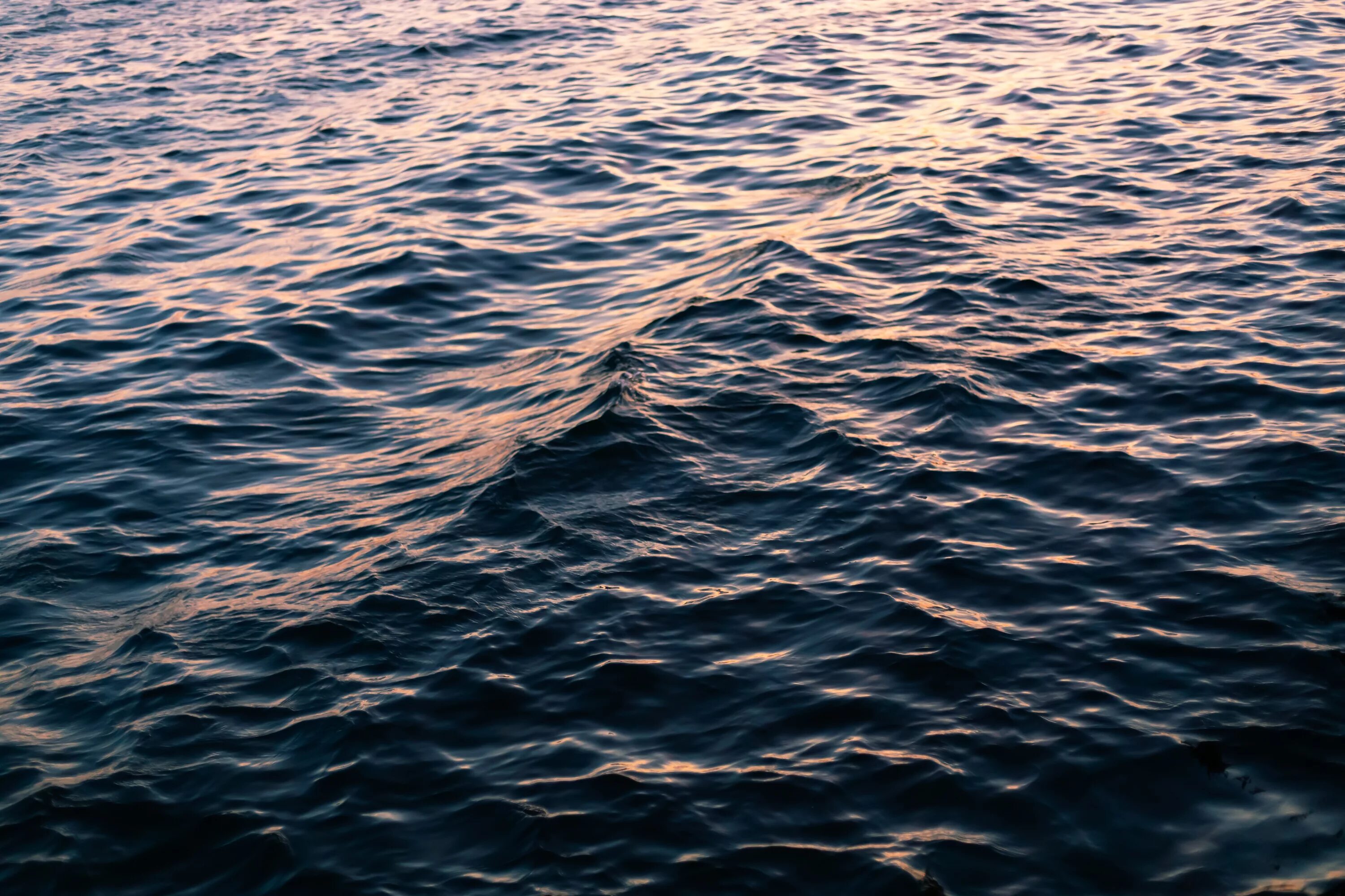 Что такое зыбь. Море вода. Волны на воде. Море сверху. Рябь на море.