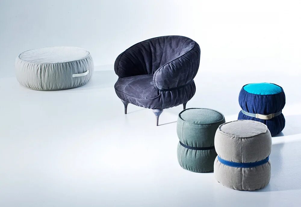 Фон со стулом. Some armchairs. Кресла elliot poltrona. С английского на русский armchair. Кресло poliform mad king.