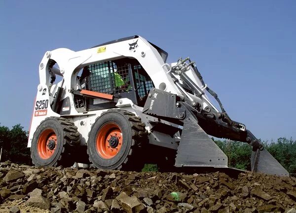 Bobcat s250. Бобкэт 175. Мини погрузчик Bobcat s175. Бобкэт 250.