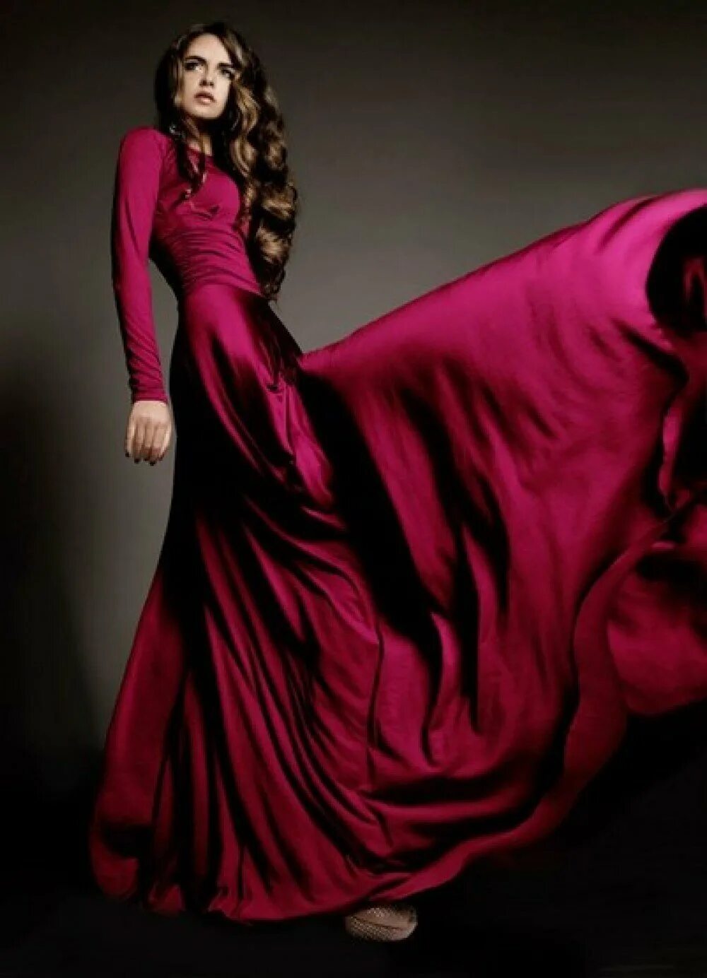 Красивые длинные платья. Девушки в платьях в пол. Платье с вырезом на ноге. Шикарные вечерние платья. Шикарные длинные платья.