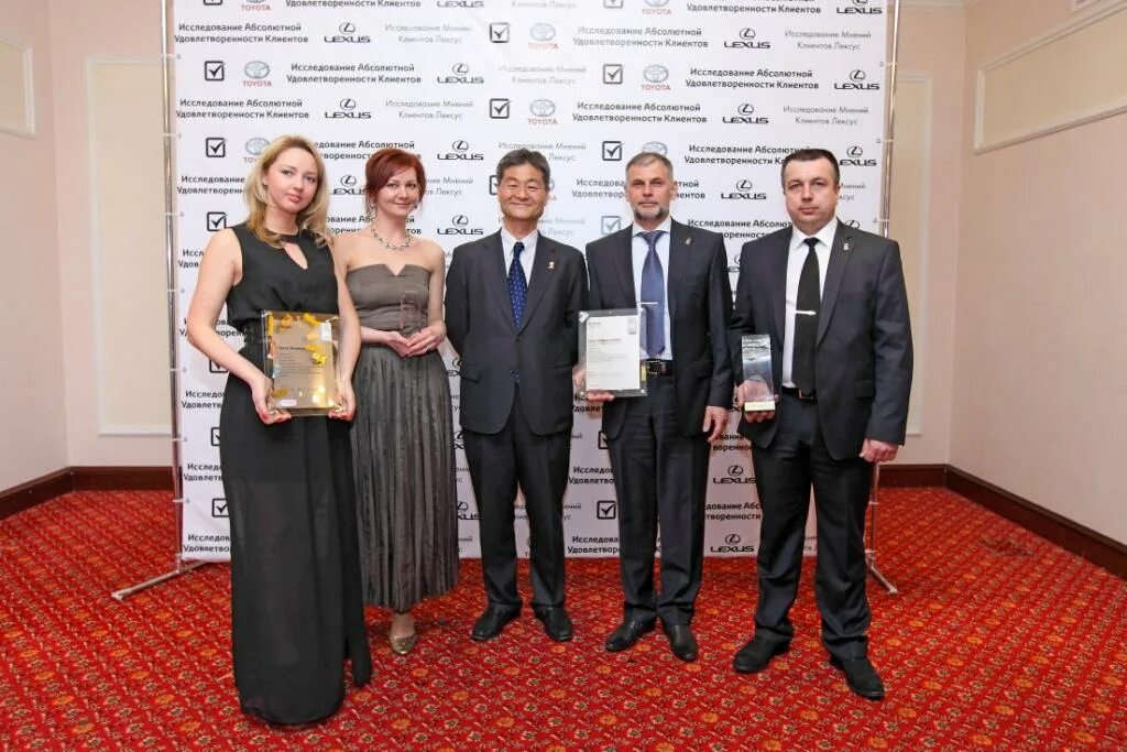 Автомир отзывы сотрудников. Автосалон рено в екатеринбурге. Автомир отзывы сотрудников москва. Автомир гк отзывы сотрудников. Реклама гк автомир в газетах.