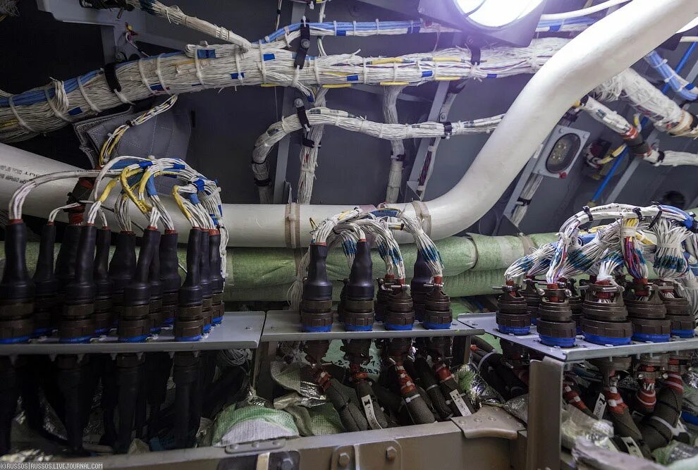 авиационные трубопроводы. бортовая кабельная сеть космического аппарата. двигатель pratt & whitney j58-p4. вентиляционные трубы на корабле. трубопроводы авиационные.