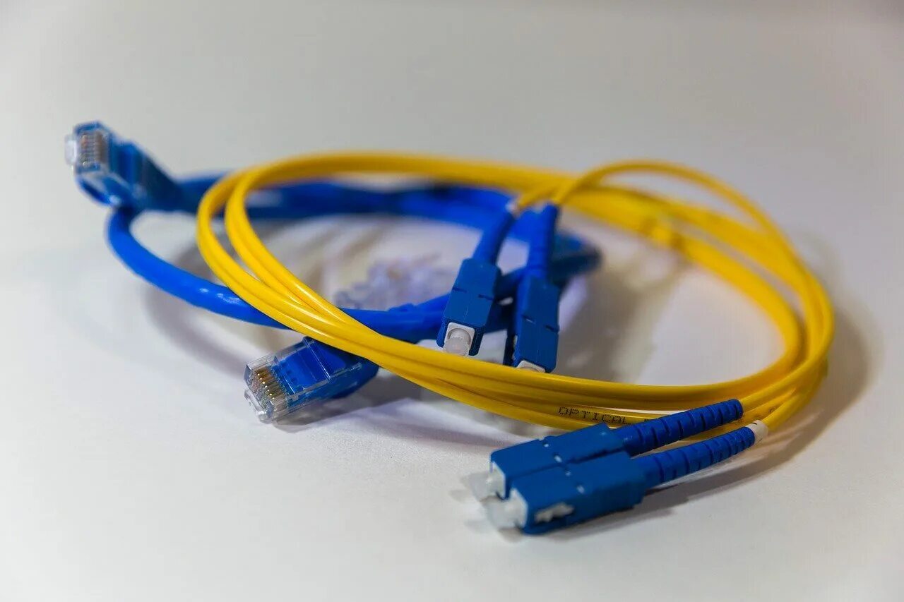 Кабель связи интернет. Волоконно оптическая кабельная линия. GPON кабель. Оптический кабель лапша для GPON. Оптоволоконный кабель для интернета.