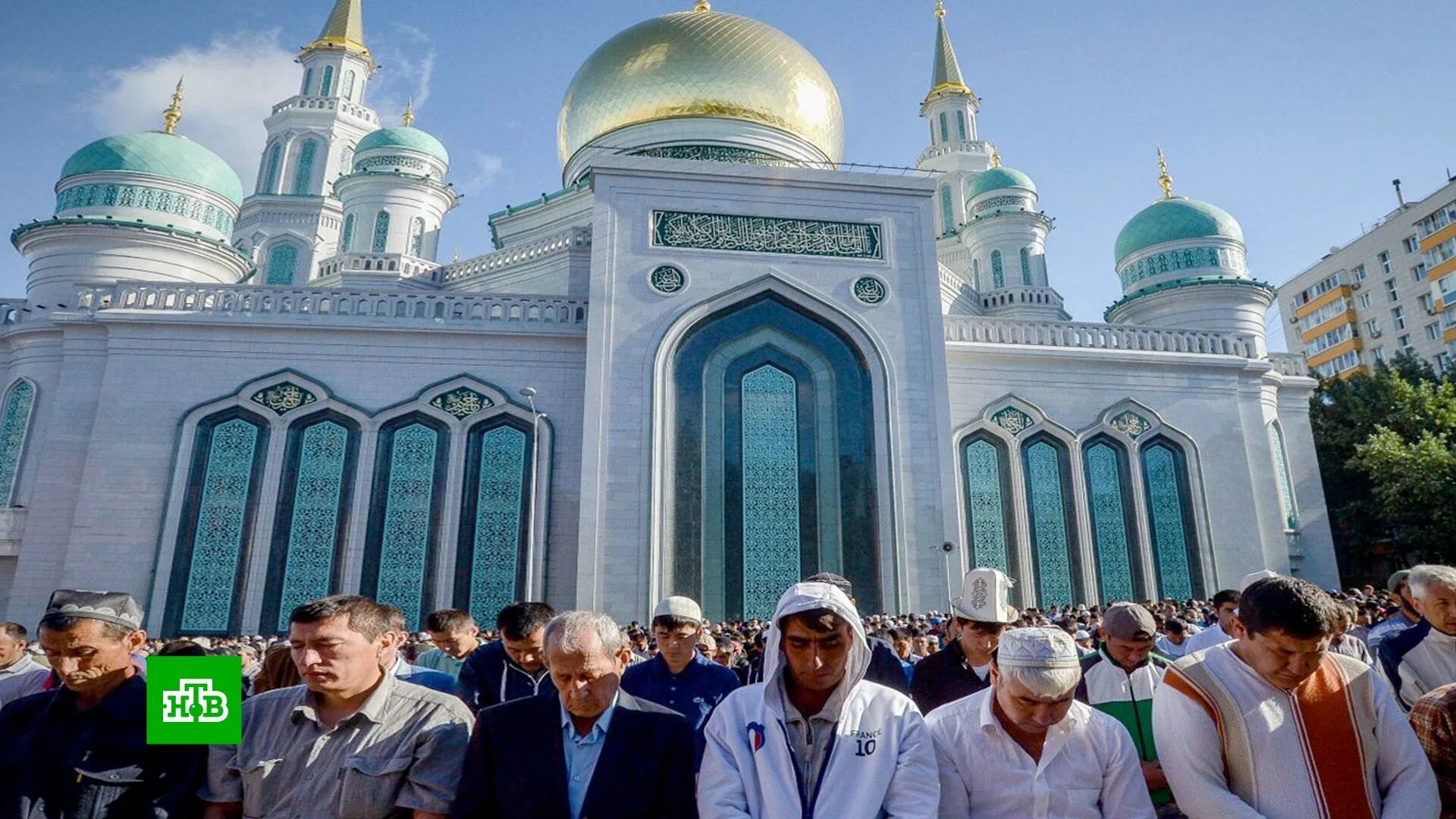 Ураза байрам 2024 мечеть. Рамадан Соборная мечеть Москвы. Ураза-байрам 2023 в Москве. С праздником Ураза байрам мечеть. Мусульмане в Москве.