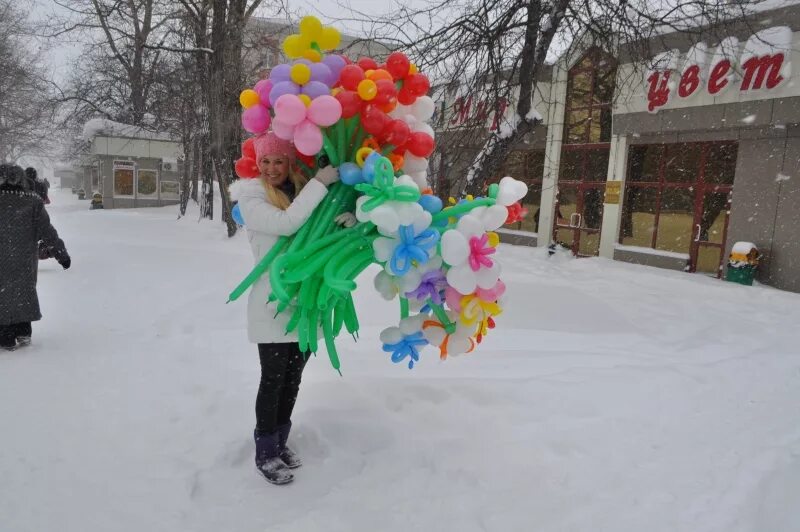 Воздушные шарики зимой. Воздушные шары зимой на улице. Зимняя фотосессия с воздушными шарами. Фотосессия с воздушными шарами зимой. Гелиевые шары на улице зимой.