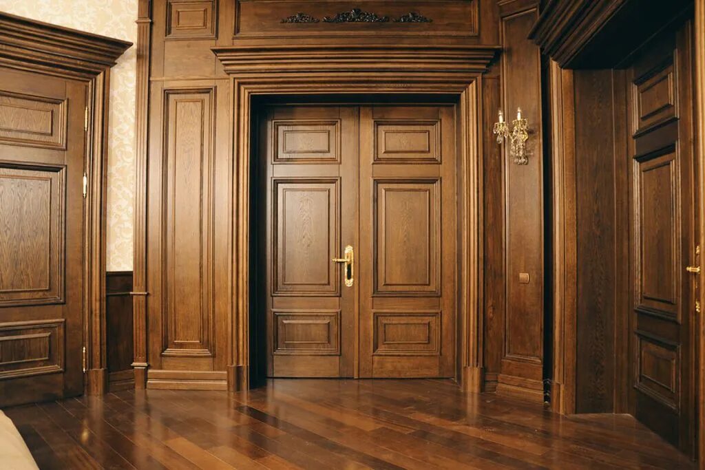 Филенчатые дубовые двери. Деревянная дверь. Деревянные двери межкомнатные. Массивная деревянная дверь.