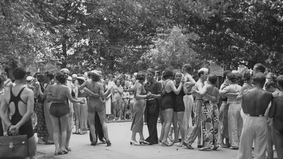 Танцплощадка ссср 70х в парке. Танцплощадка 80. Танцплощадка ссср 70х в парке. В парке танцплощадка 60-е годы ссср. Танцплощадка ссср 70х в парке.