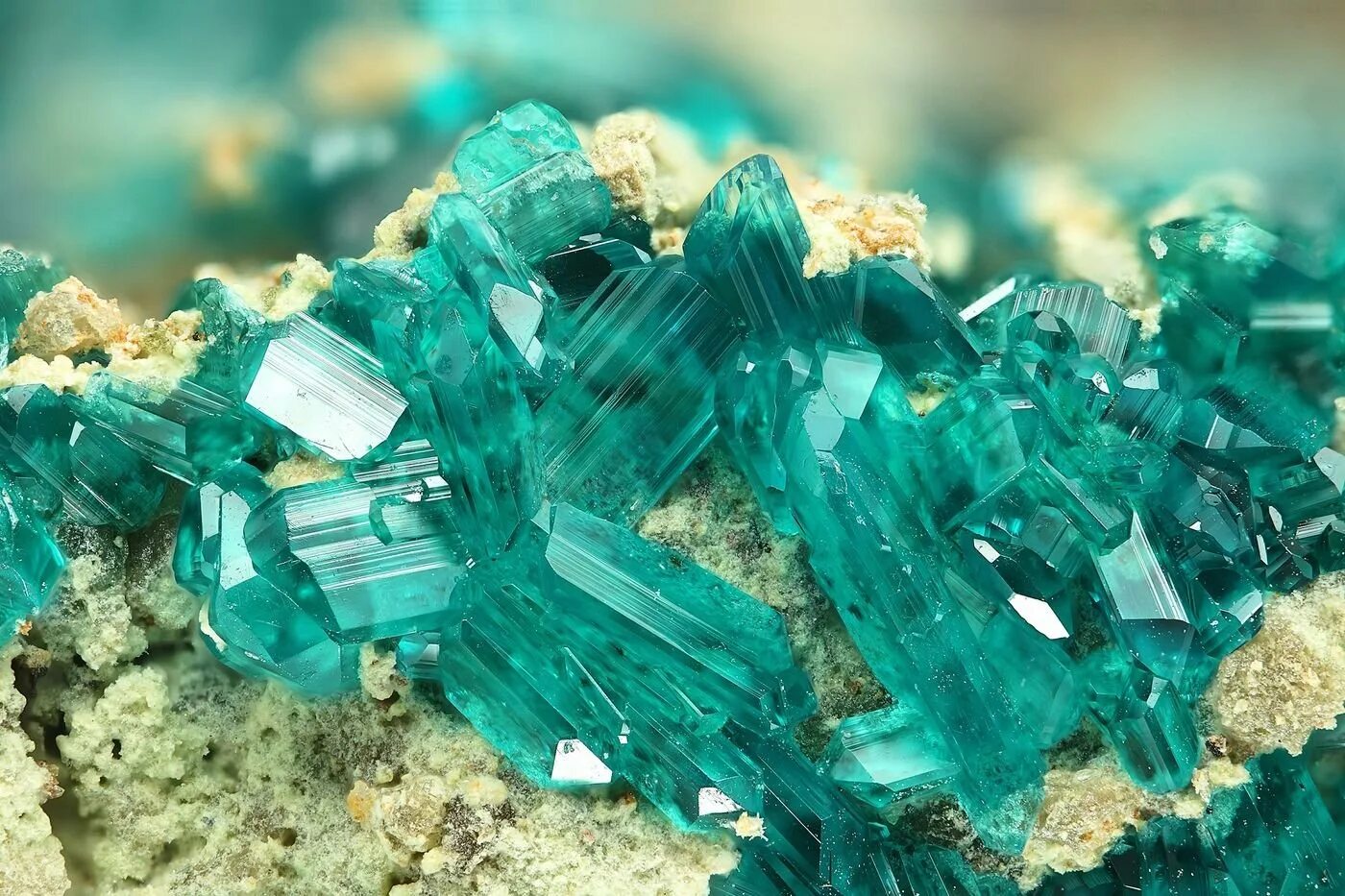 Природные кристаллы. Драгоценные камни урала изумруд. Флюорит минерал кристалл. Сапфир камень кварц. Клиноклаз камень.