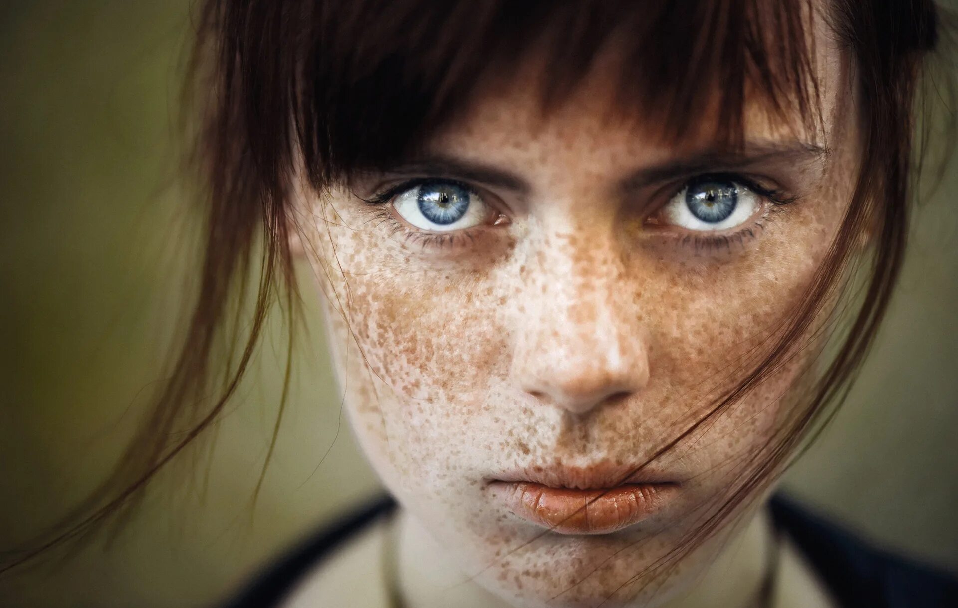 Обращаемся взглядом. Обращаемся взглядом. Дженсен эклз веснушки. Беседа с клиентом. Без эмоциональные глаза.