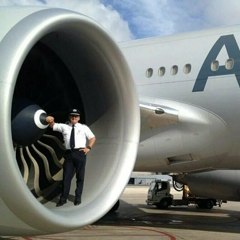 Турбина самолета человек. Rolls-Royce Trent 800. Боинг 787. Boeing 777 Rolls Royce Trent 800. Турбина Боинга 777.