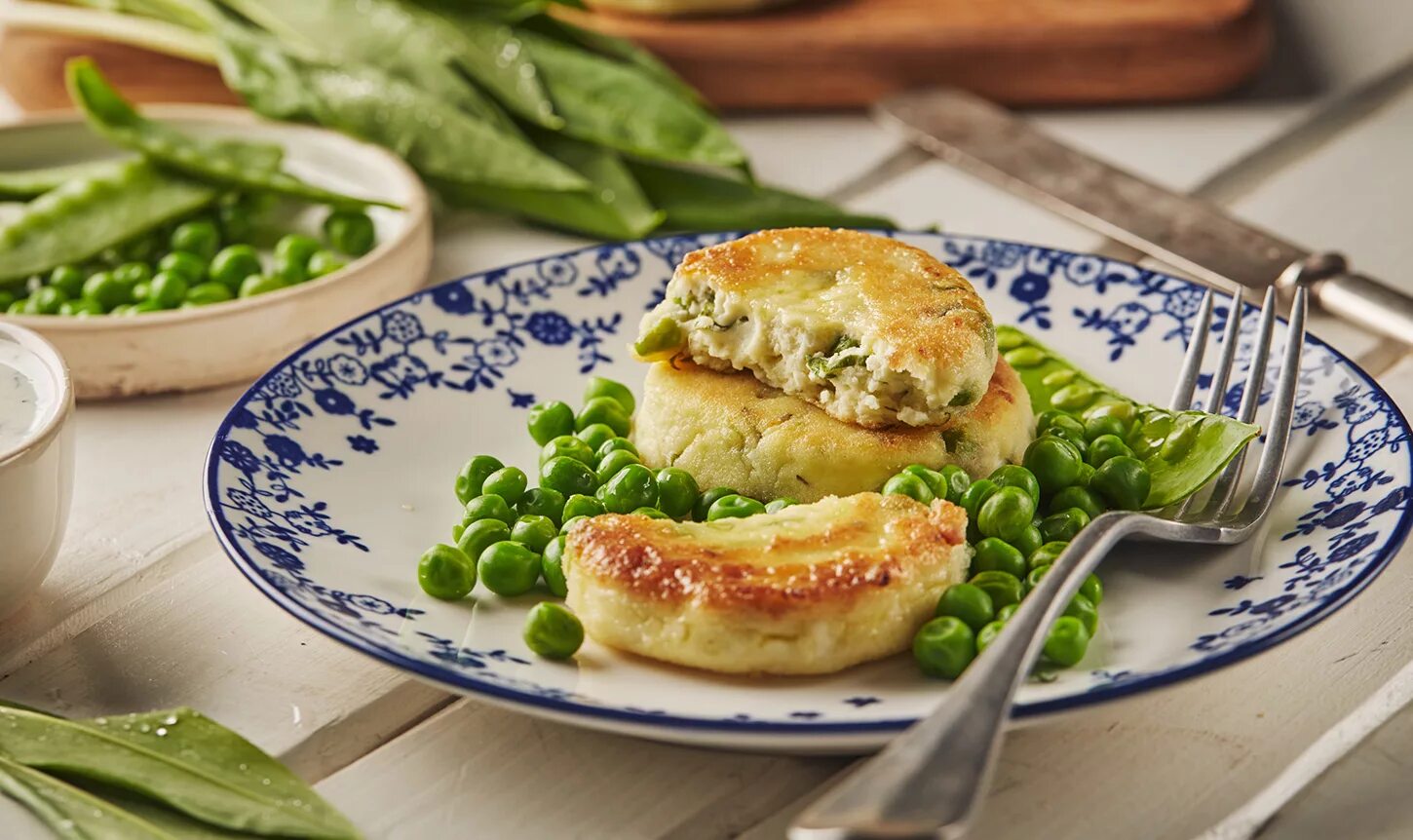 Грудка с петрушкой. Отбивные с зеленью. Куриная грудка рулет. Куриные рулетики с сыром и зеленью. Грудка с петрушкой.