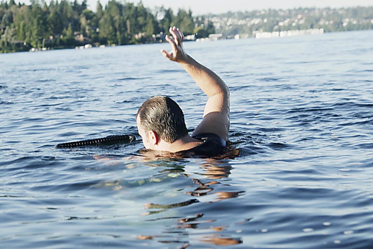 Плавать в чистой реке. Плавание на открытой воде. Малахитовая ванна в ергаках. Купание в озере. Купание в водоемах.