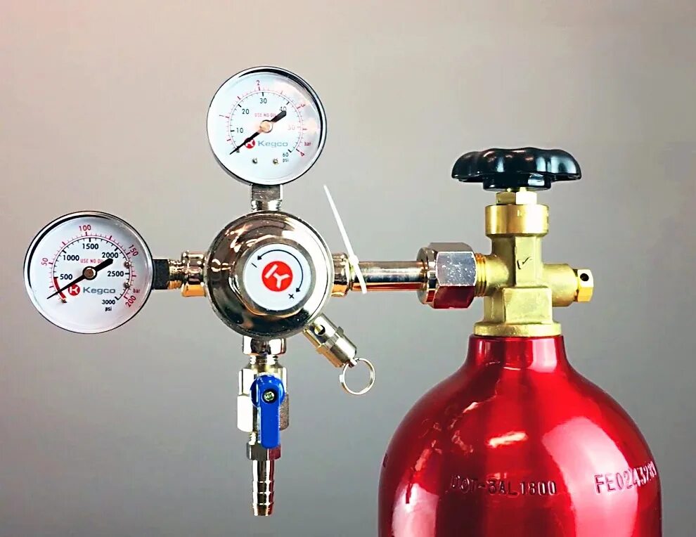 Давление газа в редукторе для сварки полуавтоматом. Углекислота для сварки полуавтоматом, давление в баллоне. Регулятор редуктор углекислотный ур-6 дм. Настройка углекислоты. Редуктор со2 для сварки полуавтоматом.