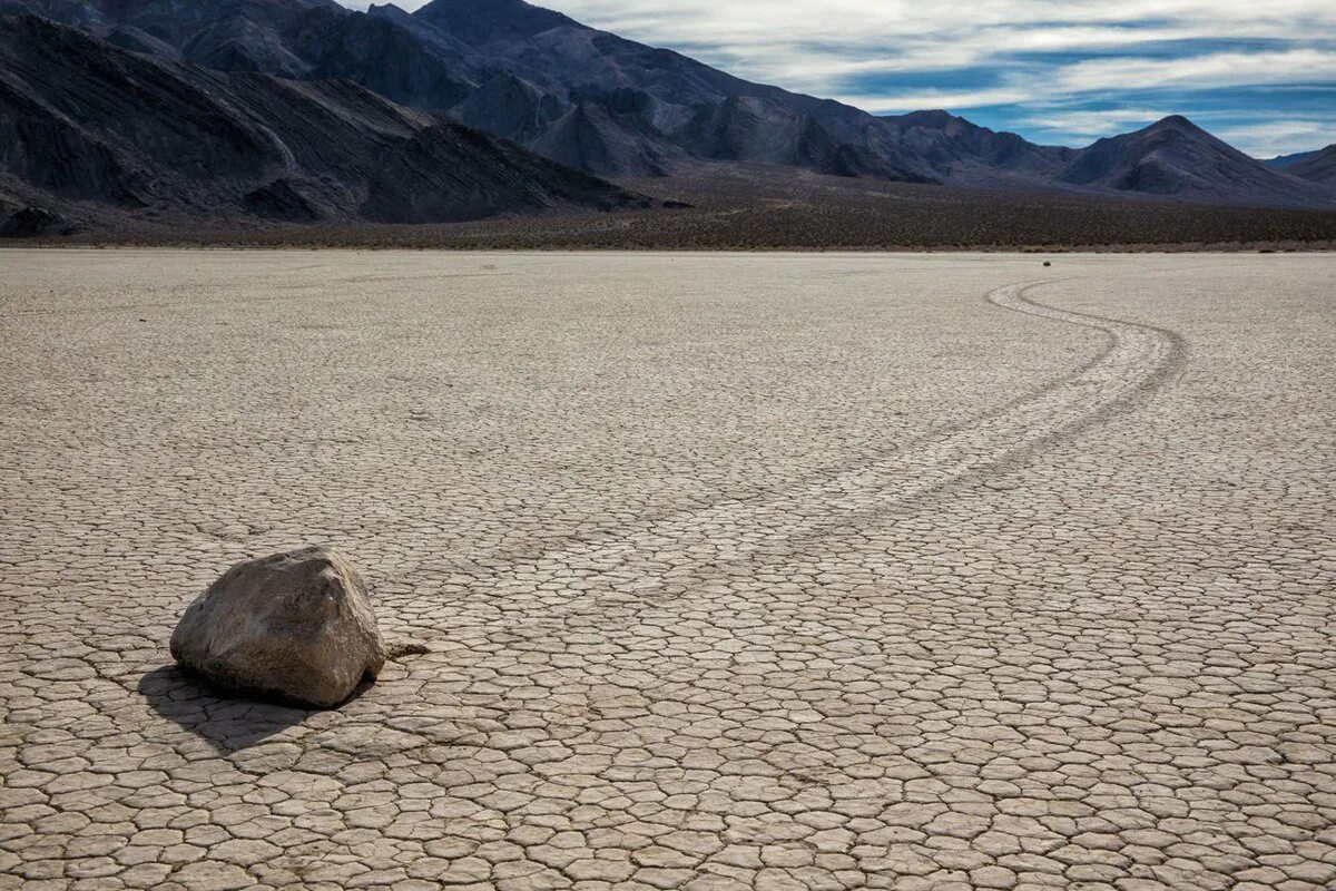 Самая сухая территория земли. Долина смерти, Калифорния (Death Valley). Долина смерти Калифорния движущиеся камни. Рейстрек-Плайя, США. Озеро Рейстрек-Плайя в Калифорнии..