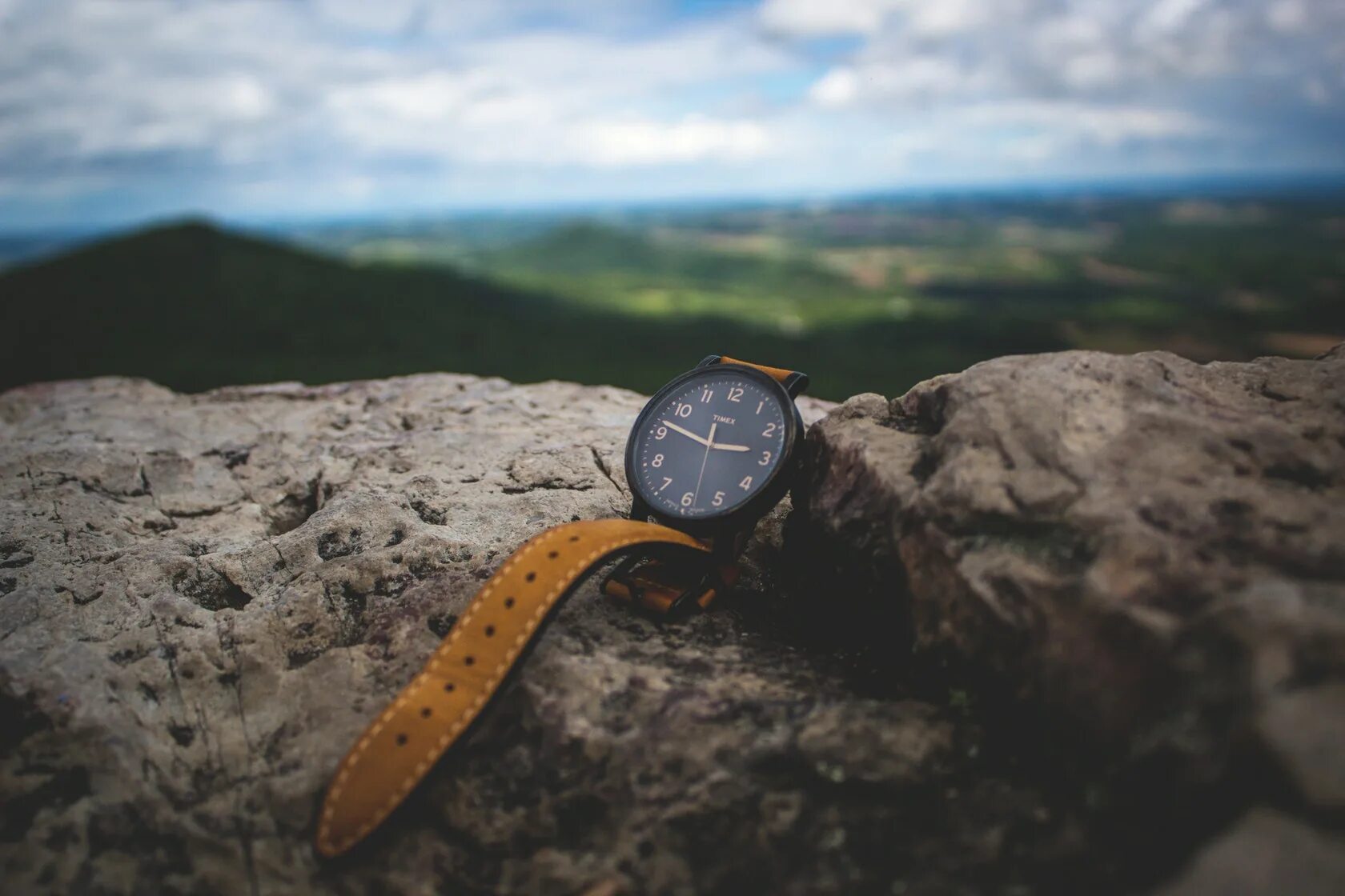 Найти часы. Часы на берегу моря. unsplash часы картинка. the watch 2025. place for watch.